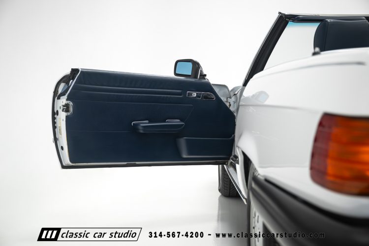 89_Mercedes_Benz_560SL_2259-105