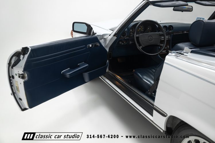 89_Mercedes_Benz_560SL_2259-106