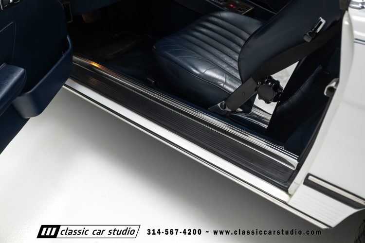 89_Mercedes_Benz_560SL_2259-108