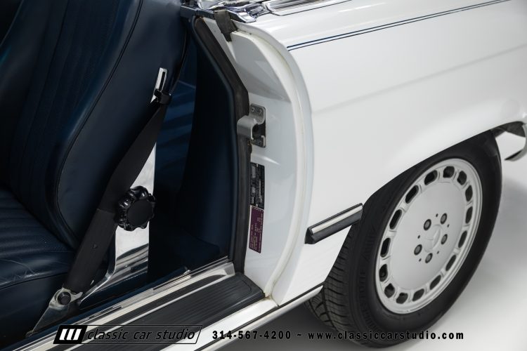 89_Mercedes_Benz_560SL_2259-111