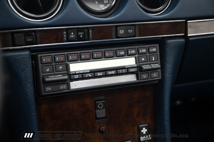 89_Mercedes_Benz_560SL_2259-127