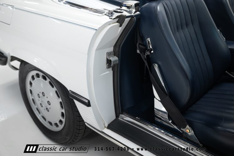 89_Mercedes_Benz_560SL_2259-136