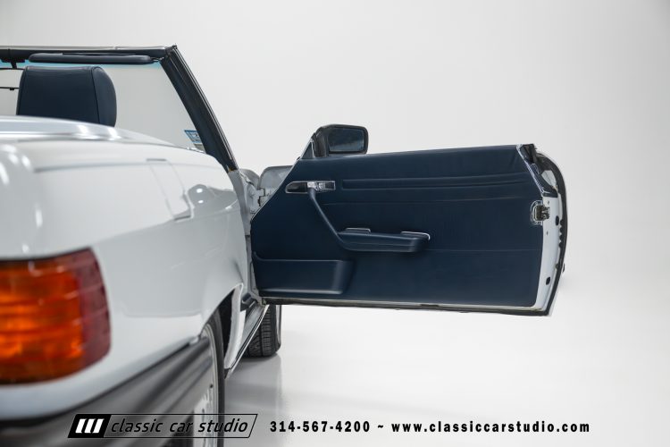 89_Mercedes_Benz_560SL_2259-140