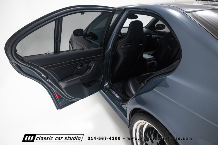 2000_BMW_M5_2247-107