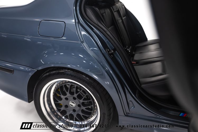 2000_BMW_M5_2247-122