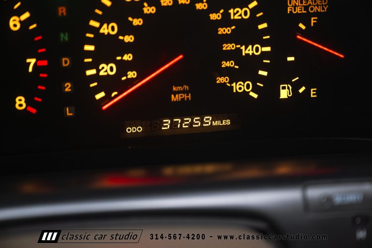 2004_Lexus_SC400_2286-87