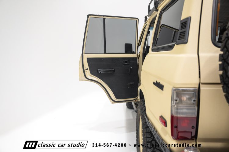 82_Toyota_Land_Cruiser_FJ60_2282-125