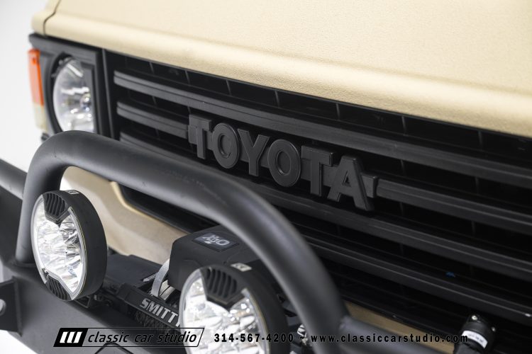 82_Toyota_Land_Cruiser_FJ60_2282-13