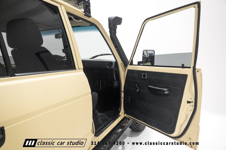 82_Toyota_Land_Cruiser_FJ60_2282-148