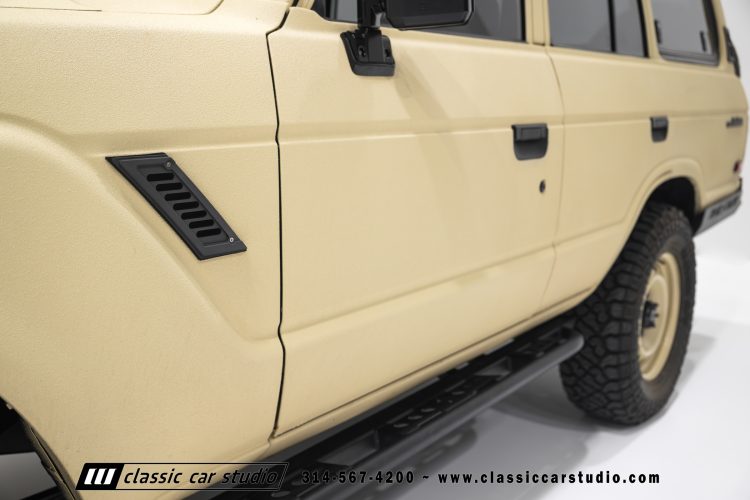 82_Toyota_Land_Cruiser_FJ60_2282-24
