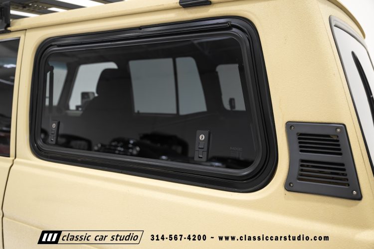 82_Toyota_Land_Cruiser_FJ60_2282-43