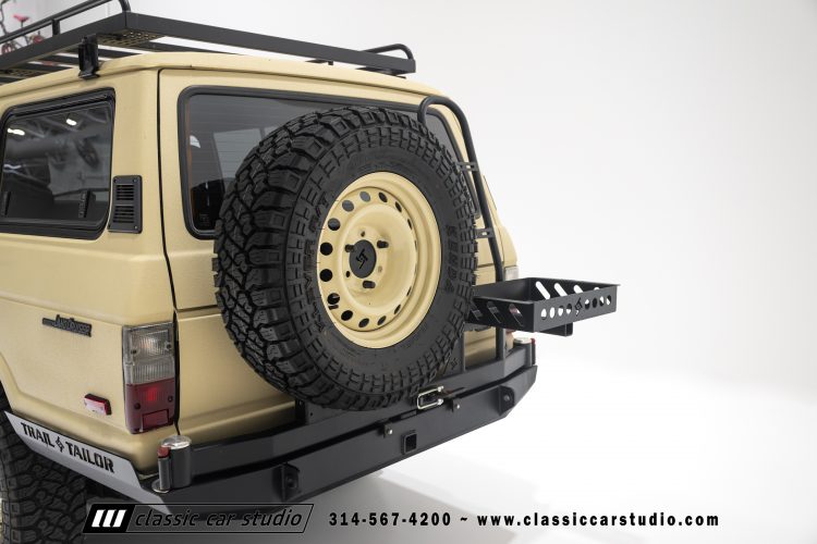82_Toyota_Land_Cruiser_FJ60_2282-45