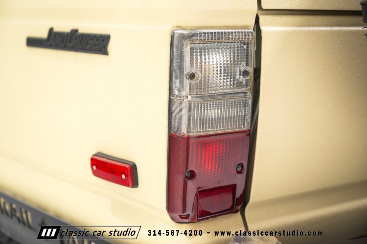 82_Toyota_Land_Cruiser_FJ60_2282-46