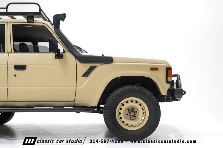 82_Toyota_Land_Cruiser_FJ60_2282-89
