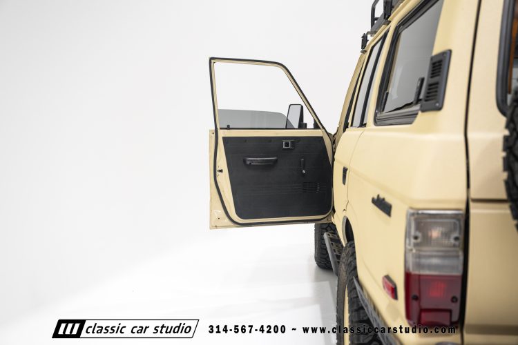 82_Toyota_Land_Cruiser_FJ60_2282-98