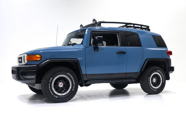 2014_Toyota_FJ_Cruiser_2284-1