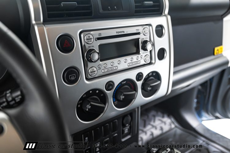 2014_Toyota_FJ_Cruiser_2284-103