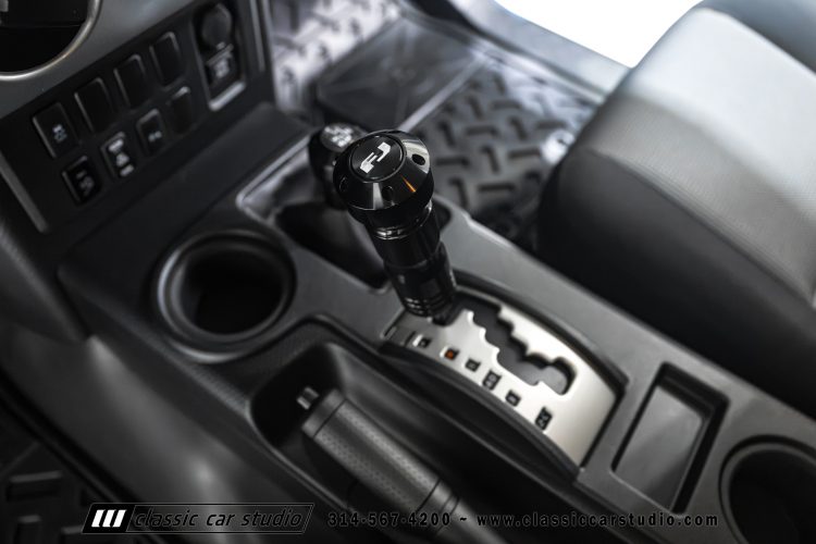 2014_Toyota_FJ_Cruiser_2284-104