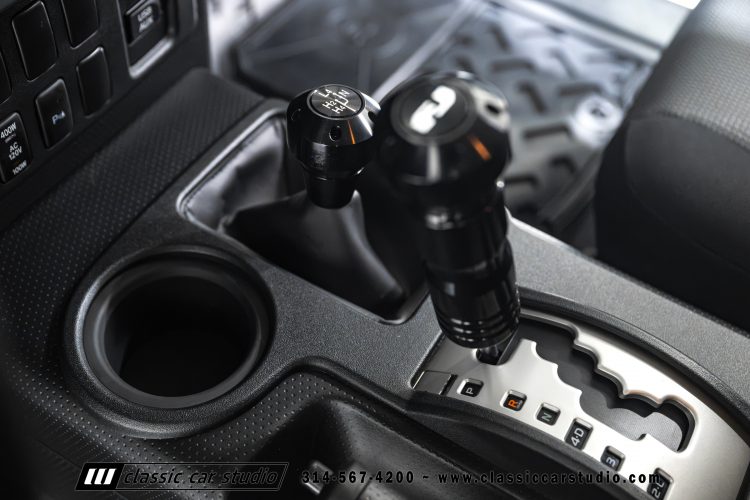 2014_Toyota_FJ_Cruiser_2284-105