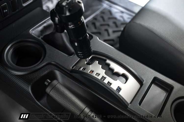 2014_Toyota_FJ_Cruiser_2284-106