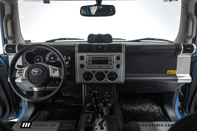 2014_Toyota_FJ_Cruiser_2284-107