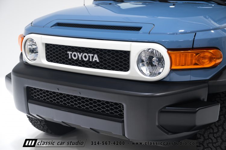 2014_Toyota_FJ_Cruiser_2284-11