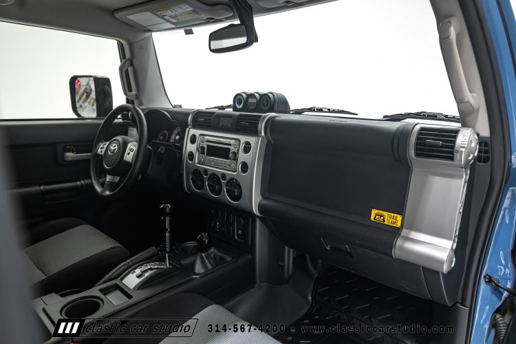 2014_Toyota_FJ_Cruiser_2284-110