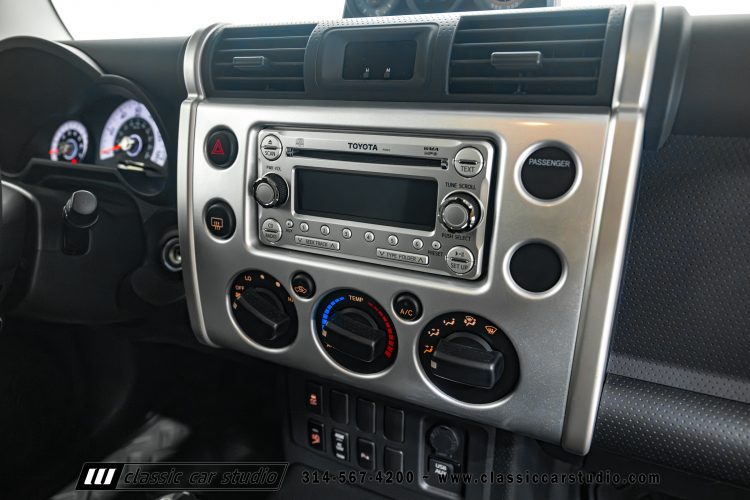2014_Toyota_FJ_Cruiser_2284-112