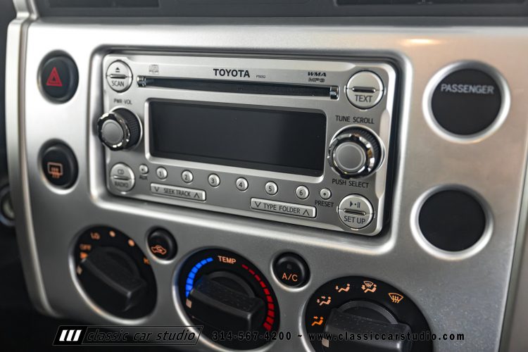 2014_Toyota_FJ_Cruiser_2284-113