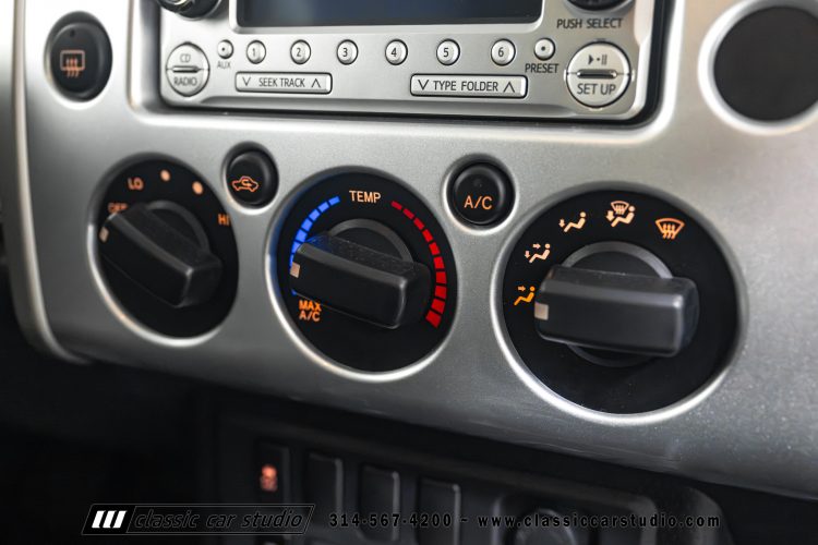 2014_Toyota_FJ_Cruiser_2284-114