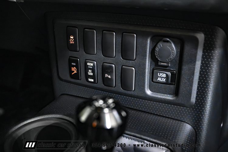 2014_Toyota_FJ_Cruiser_2284-115