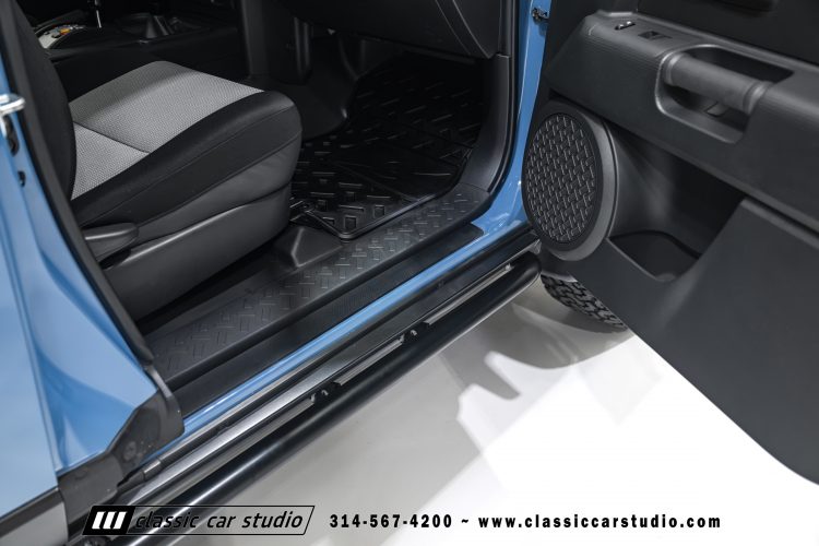 2014_Toyota_FJ_Cruiser_2284-117