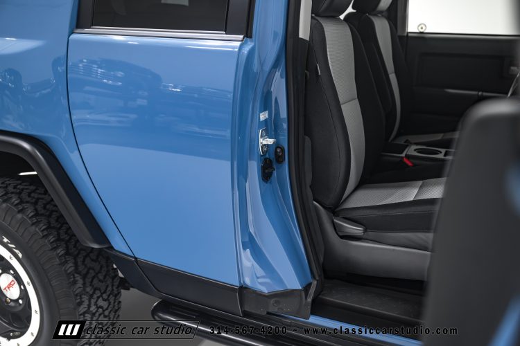 2014_Toyota_FJ_Cruiser_2284-118