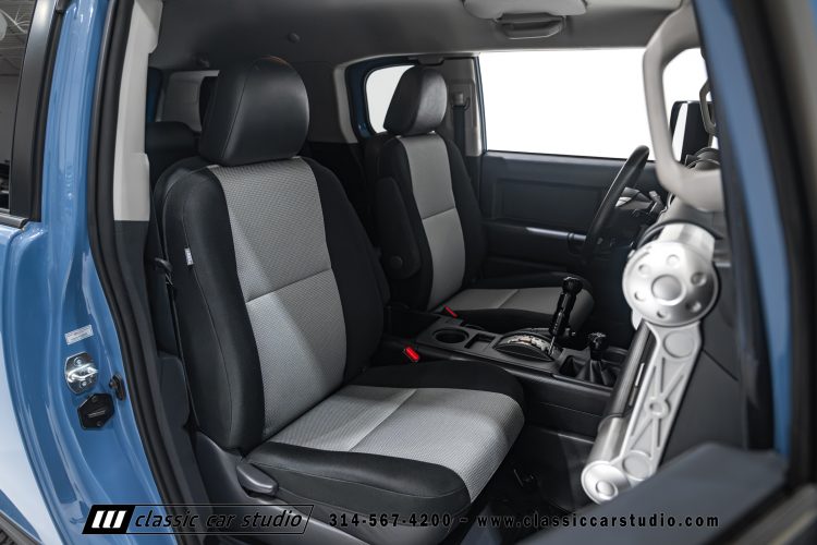2014_Toyota_FJ_Cruiser_2284-119