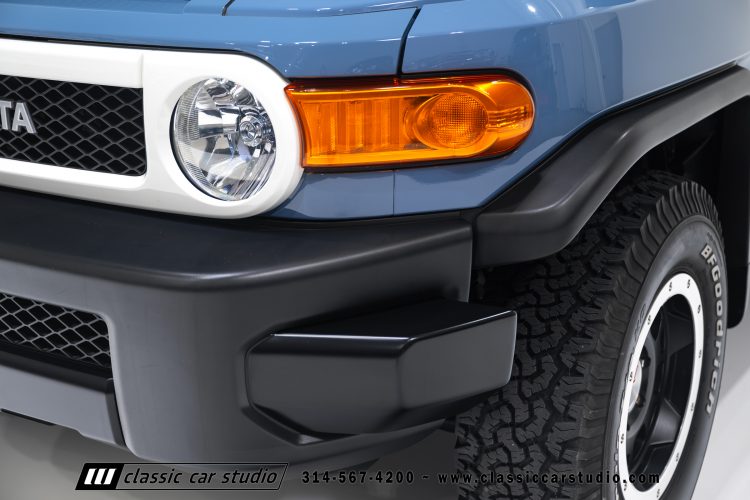 2014_Toyota_FJ_Cruiser_2284-12