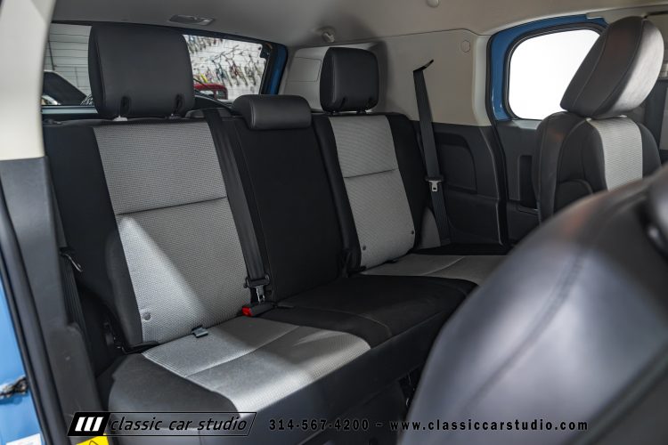 2014_Toyota_FJ_Cruiser_2284-120