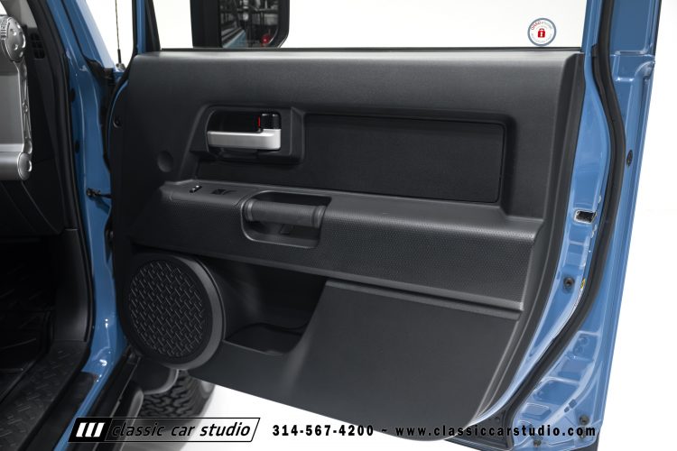 2014_Toyota_FJ_Cruiser_2284-121