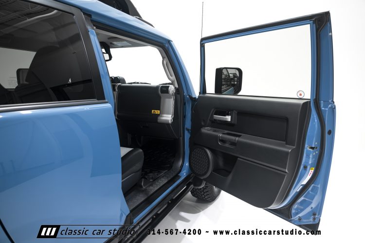 2014_Toyota_FJ_Cruiser_2284-122