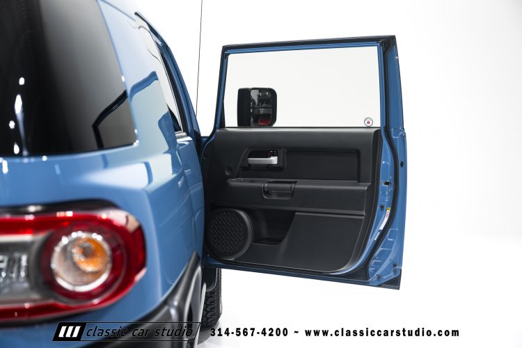 2014_Toyota_FJ_Cruiser_2284-123