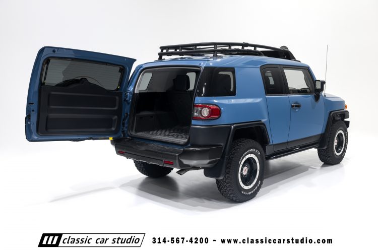 2014_Toyota_FJ_Cruiser_2284-124