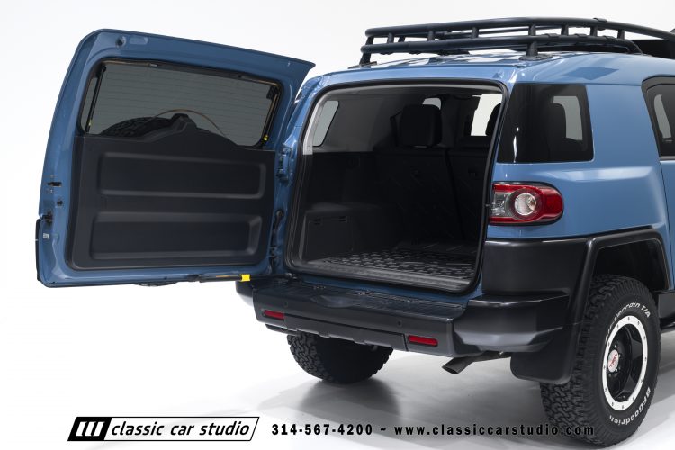2014_Toyota_FJ_Cruiser_2284-125