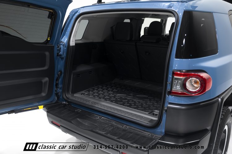 2014_Toyota_FJ_Cruiser_2284-126