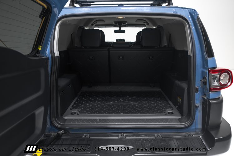 2014_Toyota_FJ_Cruiser_2284-128