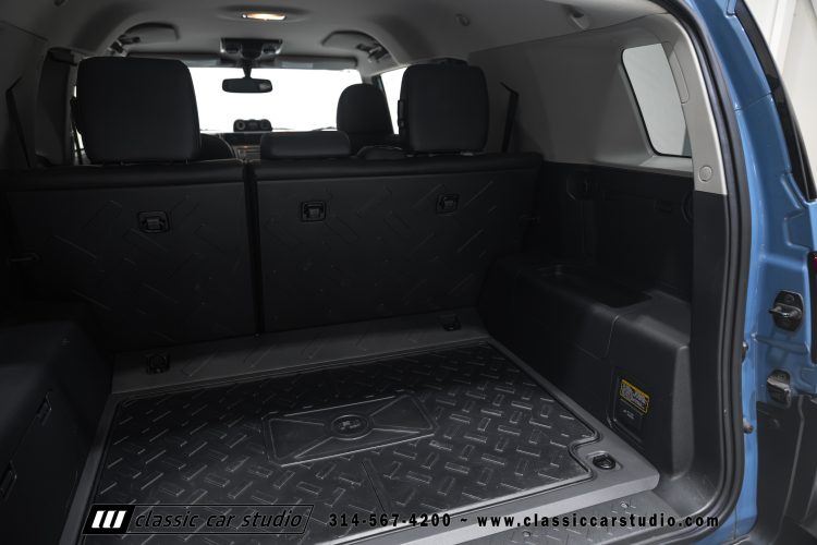 2014_Toyota_FJ_Cruiser_2284-129