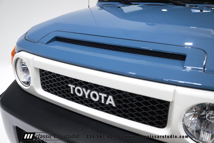 2014_Toyota_FJ_Cruiser_2284-13