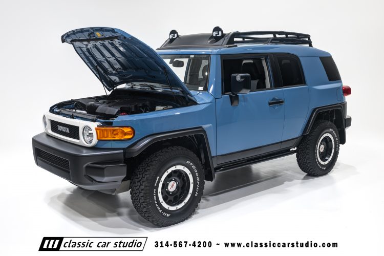 2014_Toyota_FJ_Cruiser_2284-131