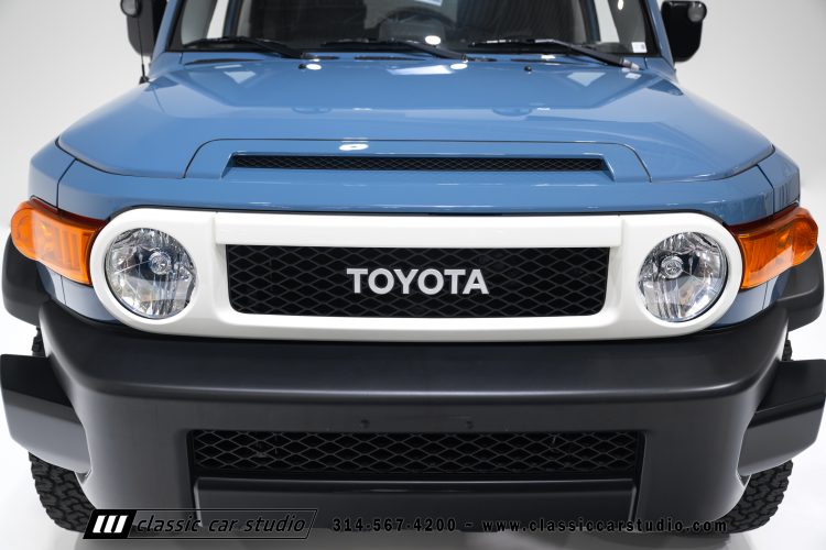 2014_Toyota_FJ_Cruiser_2284-15