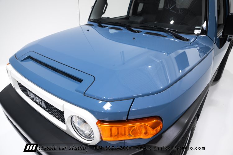 2014_Toyota_FJ_Cruiser_2284-21