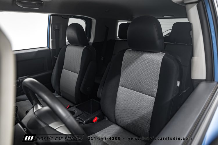 2014_Toyota_FJ_Cruiser_2284-28