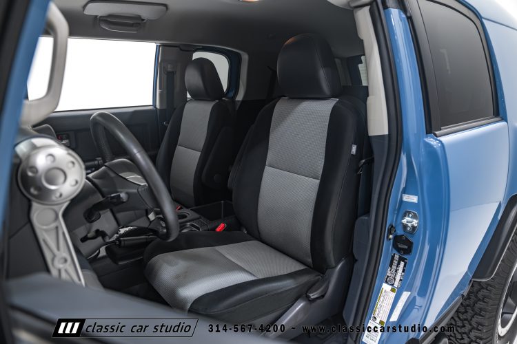 2014_Toyota_FJ_Cruiser_2284-29